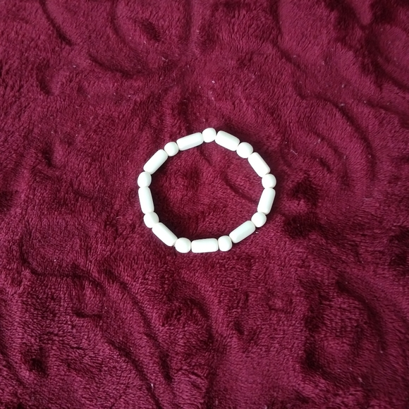 Cream Beaded Bracelet, Necklace, and Earrings Set - Picture 4 of 5